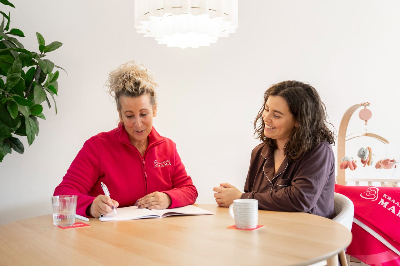 Kennismakingsgesprek bij Kraamzorg Mama, twee vrouwen in gesprek aan tafel